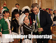 Das Tanzmarichen Anika schneidet Ministerpr&auml;sident Dr. Markus S&ouml;der die Krawatte ab (&copy;Foto: Martin Schmitz)